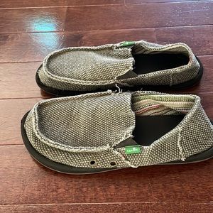 Sanuk size 5 shoes.